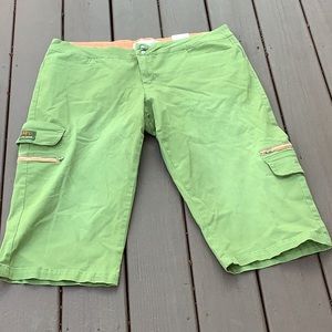 Torrid Chor pea green capris with coral lining accents & zippers